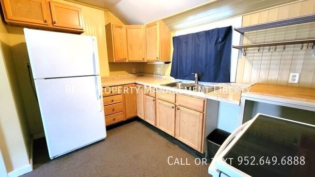 Building Photo - 412 N Cedar St