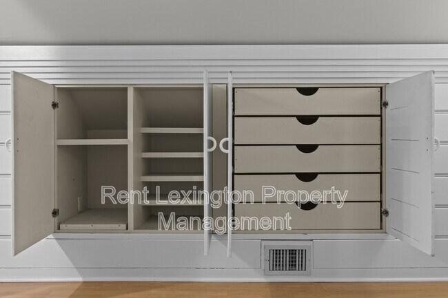 Building Photo - 265 Zandale Dr