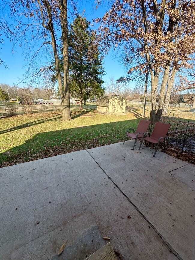 Building Photo - Charming 3 Bedroom Brick Home with Fenced Backyard