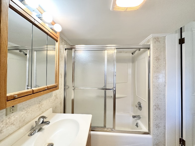 Building Photo - 573 Bloom St