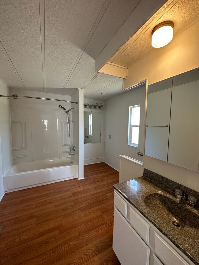 Building Photo - Cute 2-Bedroom & 2-Bathroom Single Family Home for Rent!
