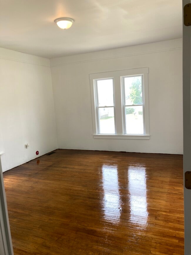 Building Photo - 320 W Cooper St