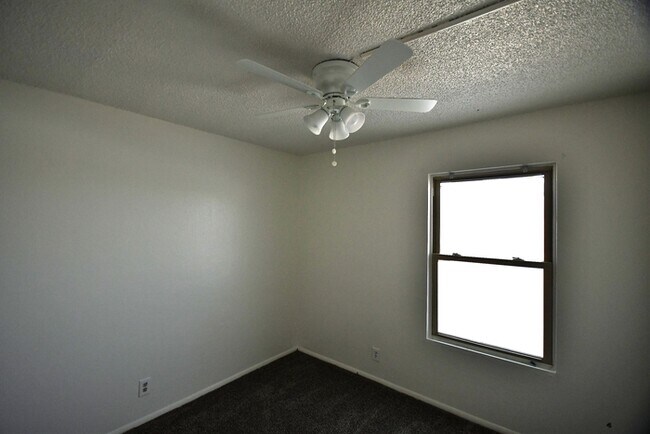 Building Photo - 3 bed 2 bath home in Mesa $1850 per mo plus fees Large Lot