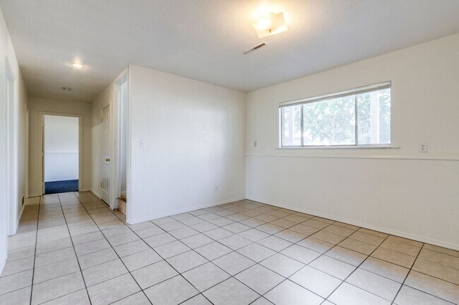Building Photo - 4 bedroom house close to CSU