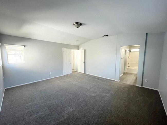 Building Photo - Beautiful 3 bedroom 2.5 bathroom home is M...