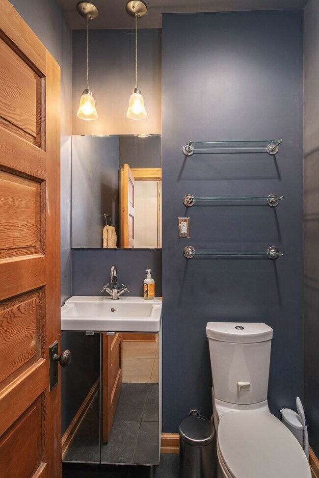 Building Photo - R0441