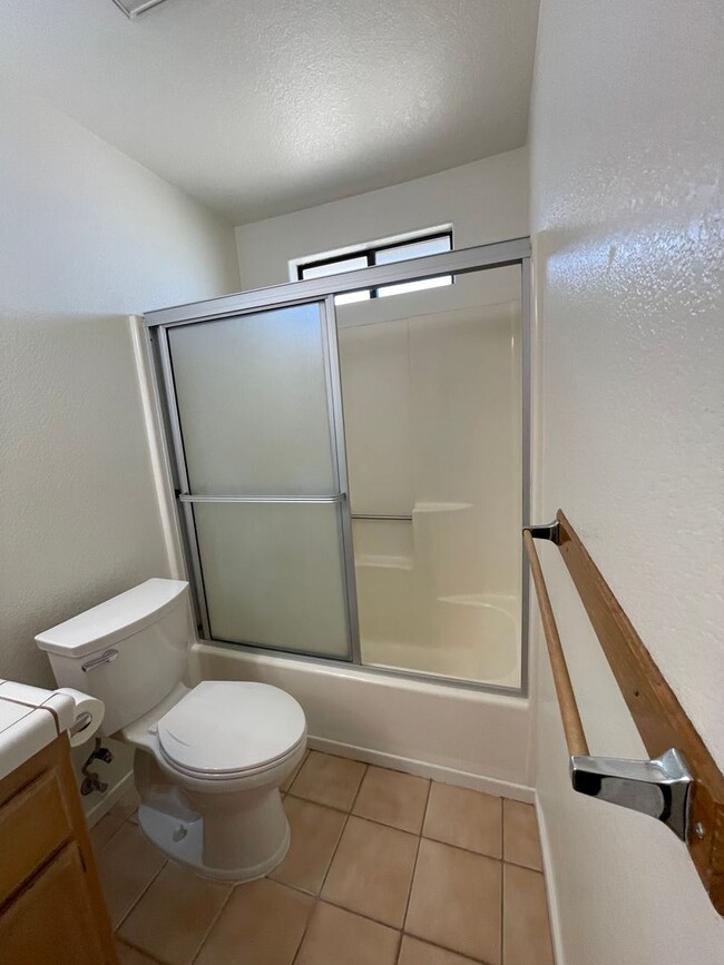 Building Photo - Victorville- Beautiful 3 Bedroom Home in G...