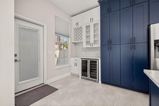 Building Photo - 212 Ficus St