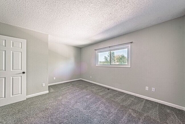 Building Photo - 3 Bed 2 Bath Townhouse, newly renovated! -...