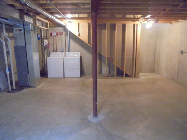 Building Photo - 615 Windsor Dr