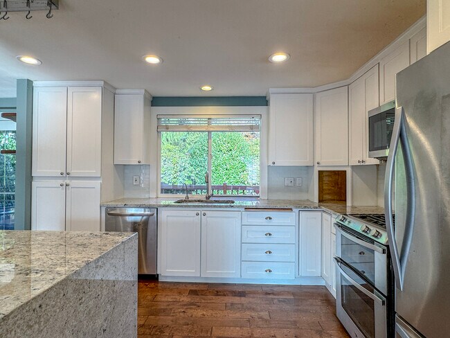 Building Photo - 9300 NE 132nd Pl