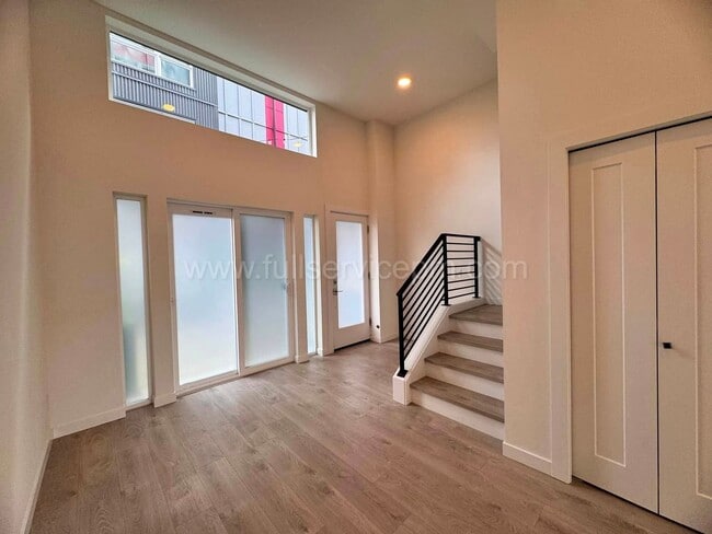 Building Photo - Modern Live/Work Northgate Townhome w/ Rooftop Deck, Luxury Bosch Kitchen & Dual Suites