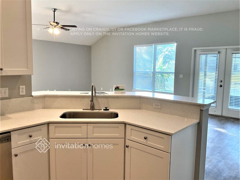 Building Photo - 706 Porta Rosa Circle