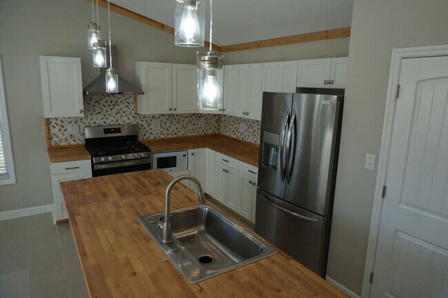 Building Photo - 3 Bedroom 2 Full bathrooms w/ Bonus room in Richlands!