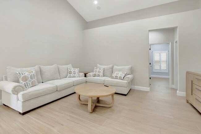 Building Photo - 1050 Delray Lakes Dr