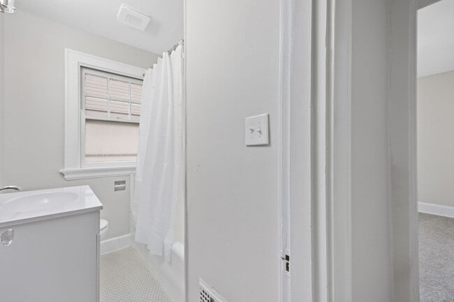 Building Photo - HYDE PARK -Move In This Week, Get $500 Bac...