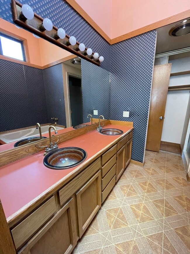 Building Photo - Lovely, Spacious Home with Stunning view o...