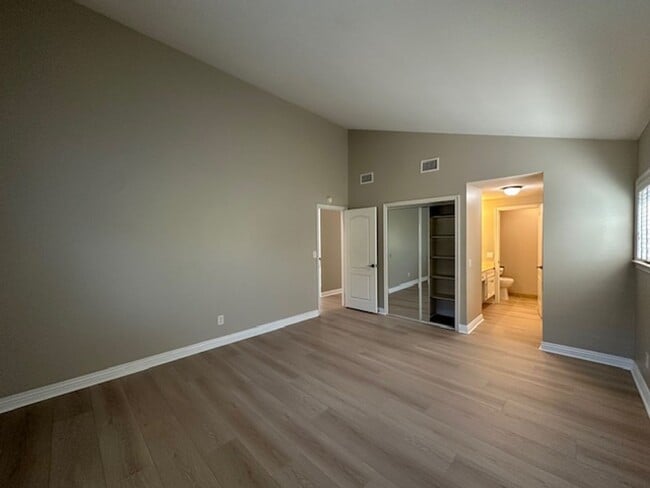 Building Photo - Stunning Newbury Park Home in model condit...