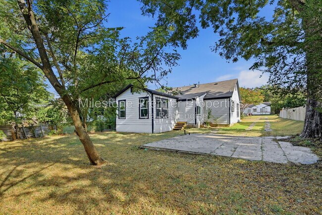 Building Photo - 716 W Heron St