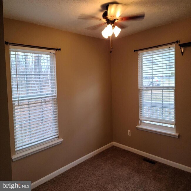 Building Photo - 135 Hill Valley Dr