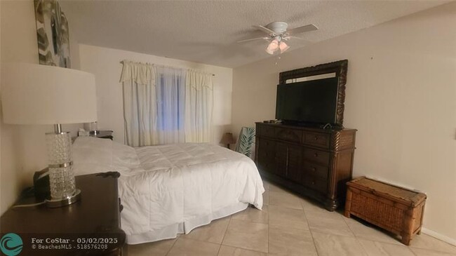 Building Photo - 1252 Club Dr W