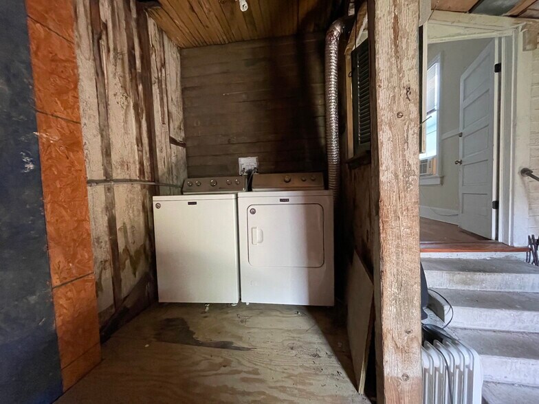 Laundry - 2420 Jena St