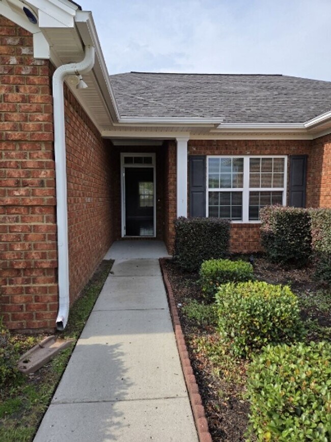 Building Photo - Beautiful home in a very quiet neighborhood