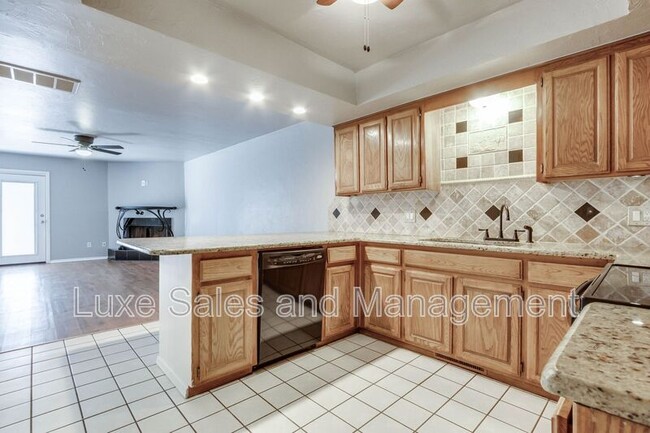 Building Photo - 13813 Fairhill Ave