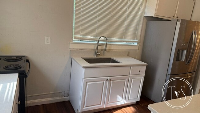 Building Photo - 1011 W 53rd St