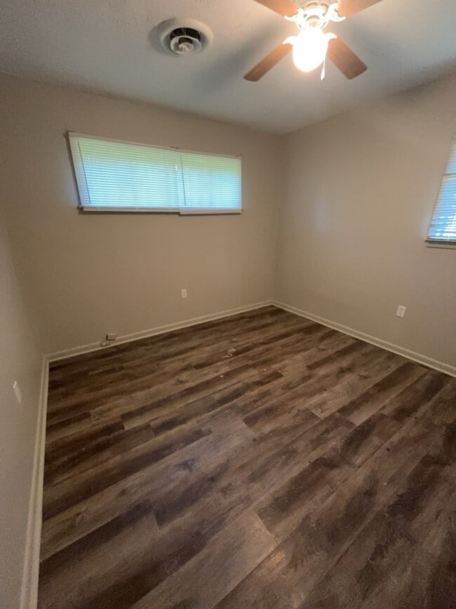 Building Photo - 5558 Queen Mary Ln