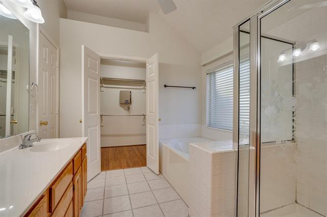 Building Photo - 2701 Chatsworth Dr