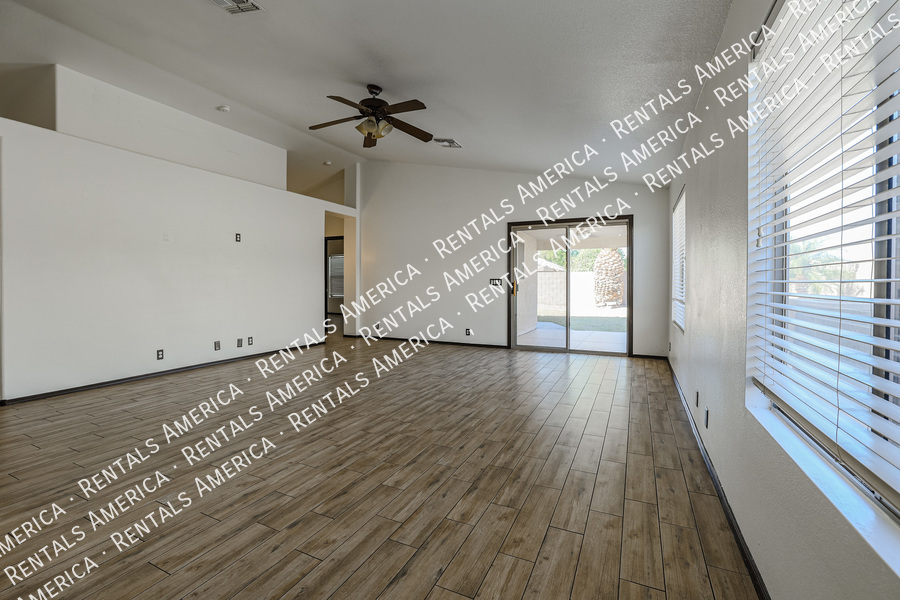 Building Photo - 9316 W Cinnabar Ave