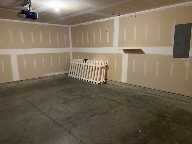 Building Photo - Beautiful 3 Bed 3 Bath Home For Rent!