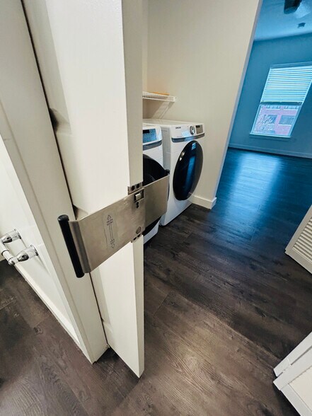 Building Photo - 550 New Holland Ave