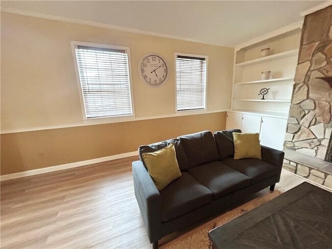 Building Photo - 1005 Eastview Rd NE