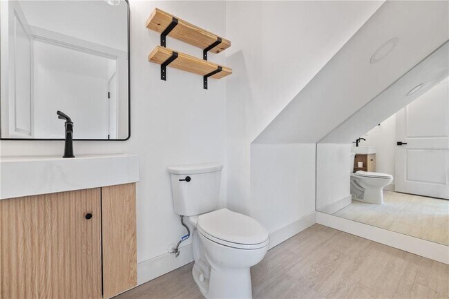 Building Photo - 2727 W Chestnut St