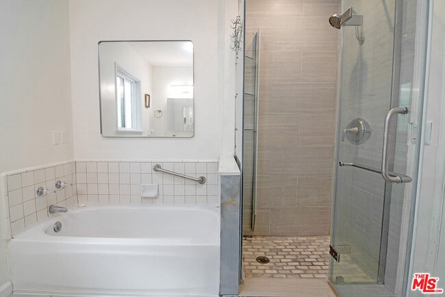 Building Photo - 414 University Ave