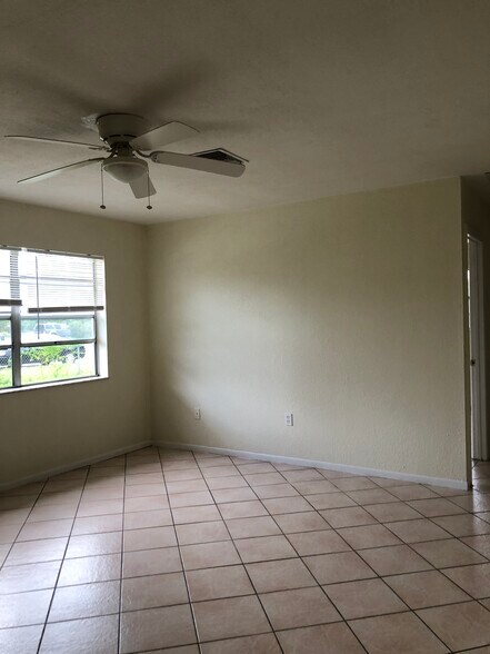 Building Photo - 1536 Barbarie Ln