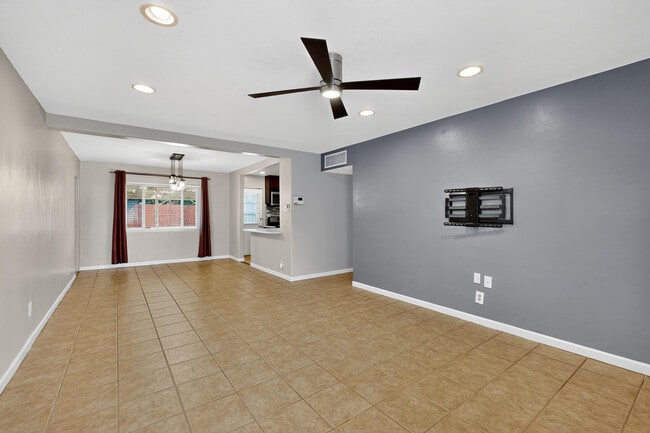 Building Photo - 2020 Hendola Dr NE