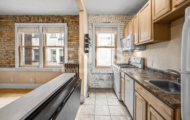 Building Photo - Available now!  1 bed, 1 bath condo