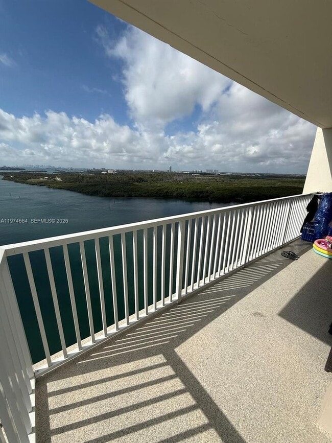 Building Photo - 300 Bayview Dr