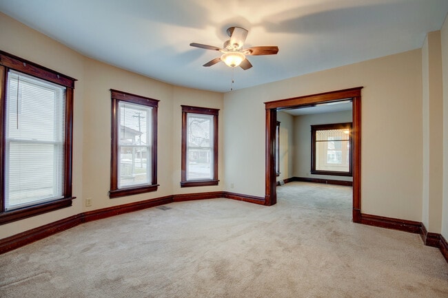 Building Photo - 811 John St