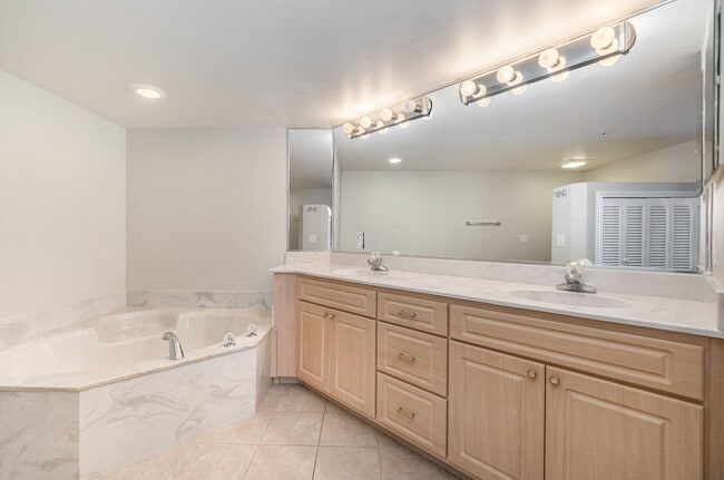 Building Photo - 801 Del Rio Way