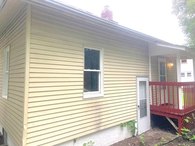 Building Photo - Charming 2-Bedroom Home Available