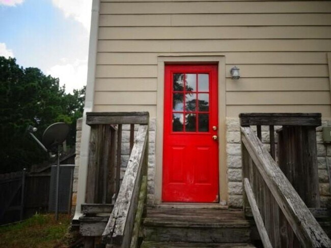 Building Photo - 107 Yegua Cir