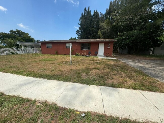 Building Photo - Large 3-1 house in the Manors  with big backyard and central air