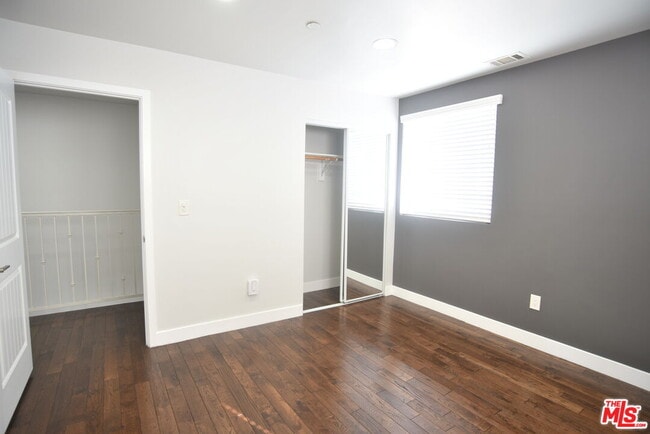 Building Photo - 2114 1/2 Ridgeley Dr