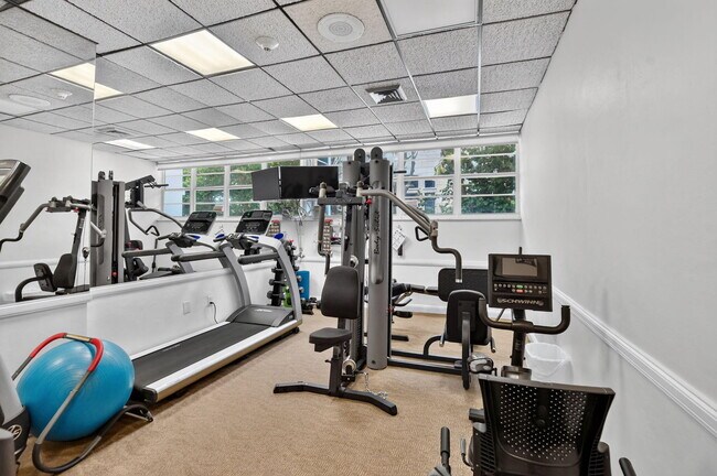 Building Photo - 1021 Hillsboro Mile