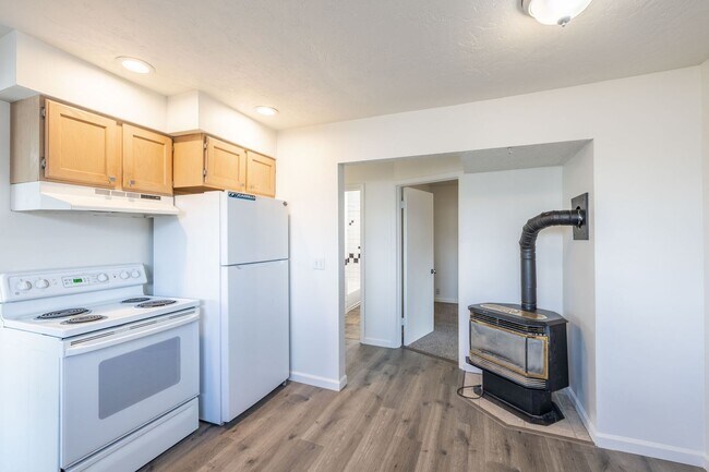 Building Photo - Newly Remodeled 3 Bed + Office, 1 Bath home in Rexburg, Fully fenced yard