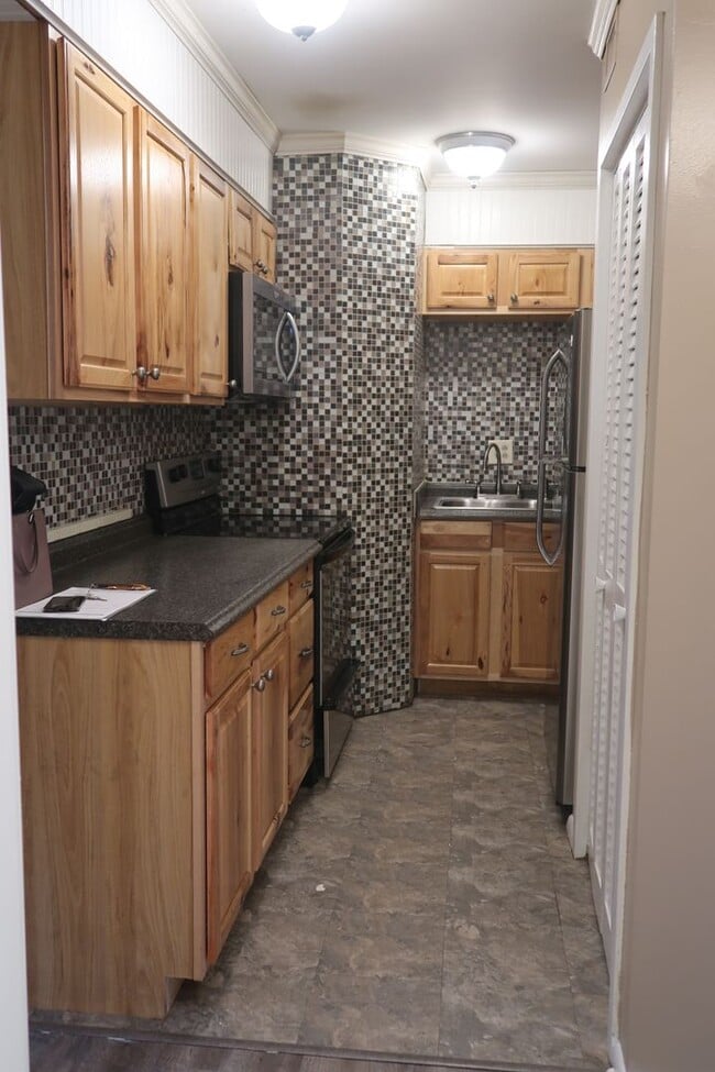 Building Photo - Very spacious condo on Lake Avenue! Lake Terrace #4 3bed/1bath $1650 per month includes assigned ...